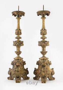 Une paire de candélabres italiens en bois et plâtre de style du début du 18ème siècle